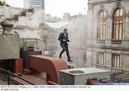 Daniel Craig in action in Mexico for SPECTRE